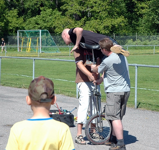 2006-06-10 (32).JPG - Gycklaren Zack fick hjälp av publioken